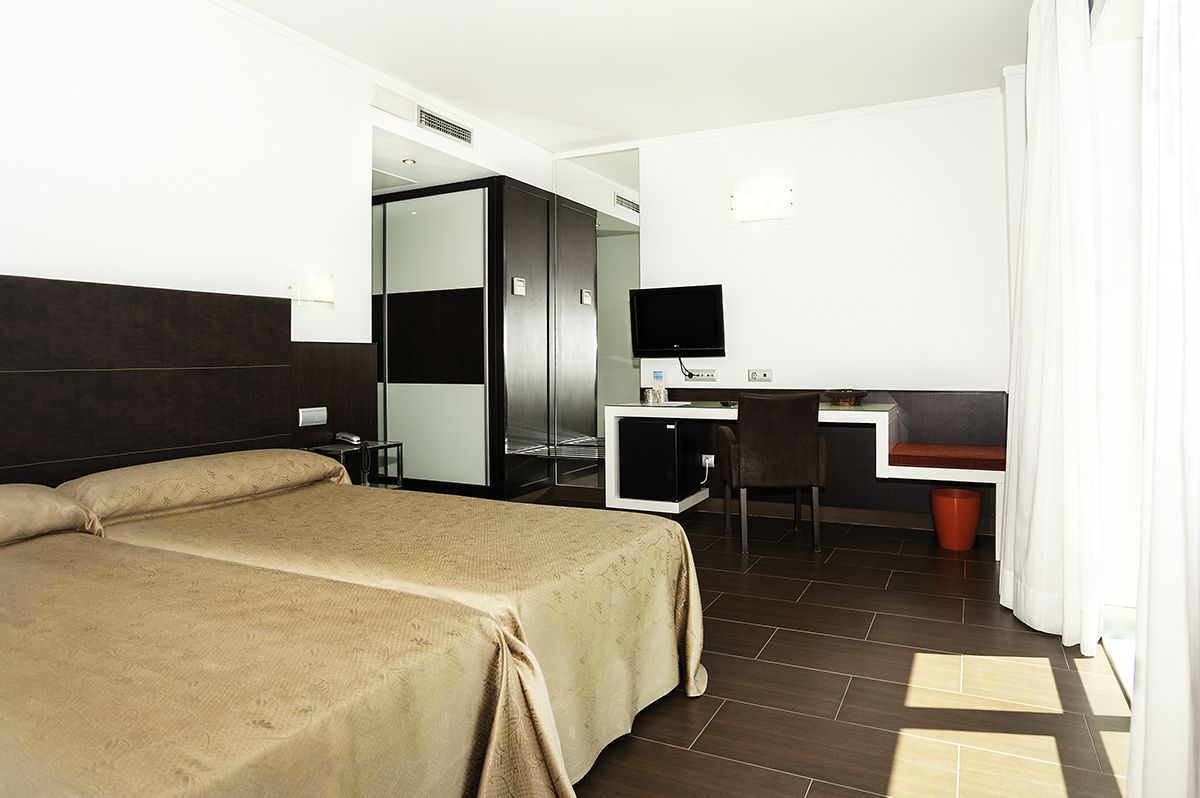 economy double room | minibar, desk, blackout curtains, soundproofing