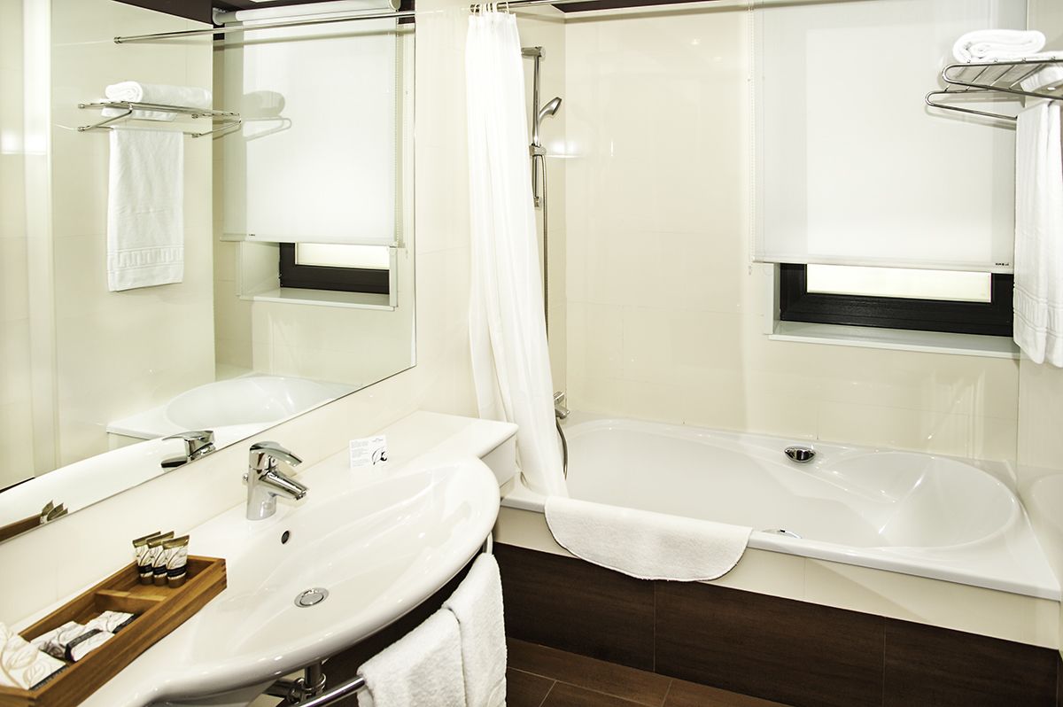 bathtub, deep-soaking bathtub, free toiletries, hair dryer