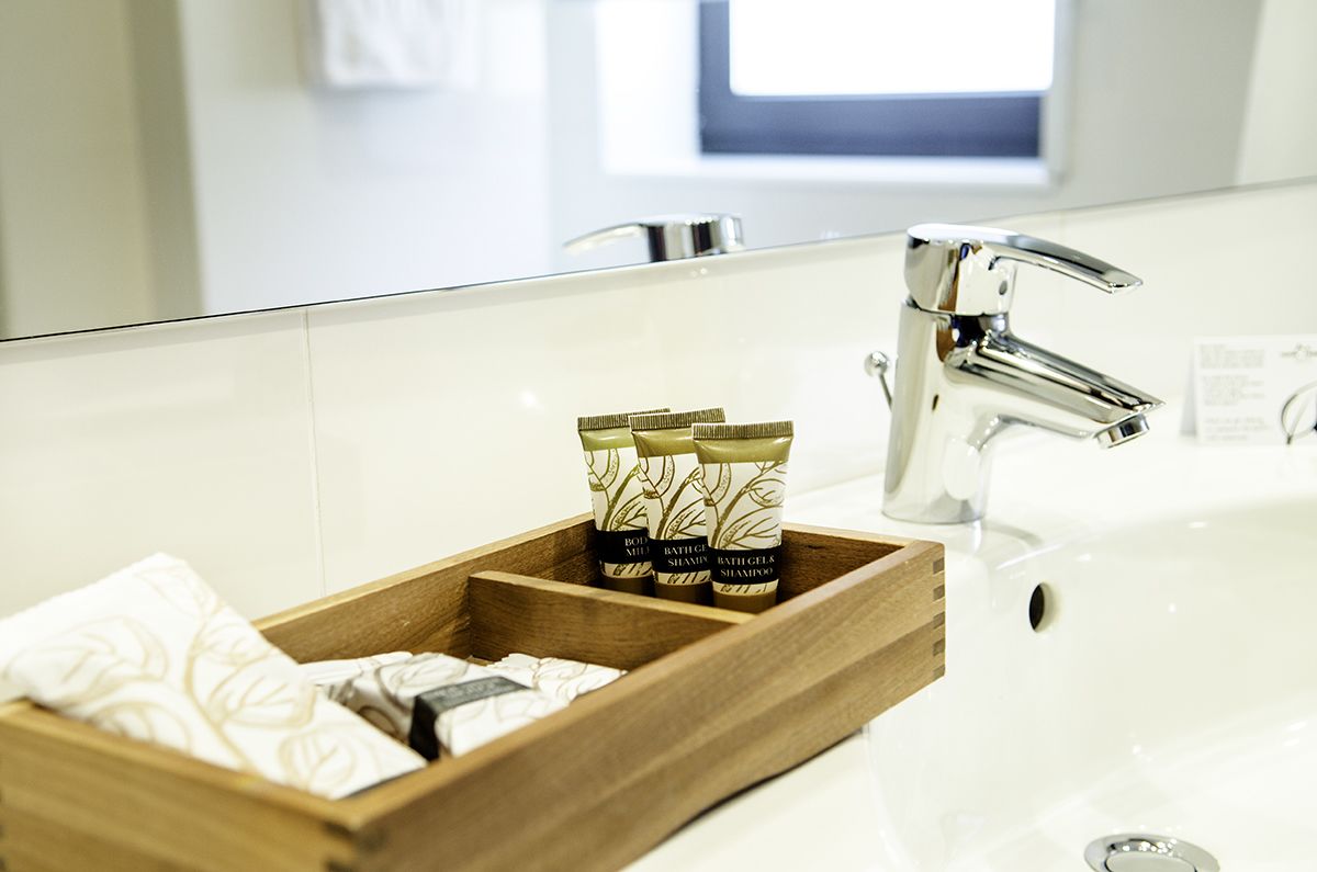 economy double room | bathroom amenities | bathtub, deep-soaking bathtub, free toiletries, hair dryer
