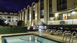 A swimming pool area with lounge chairs and a sign that reads "Placeo". - Hotel Carril (Vilagarcia de Arousa)