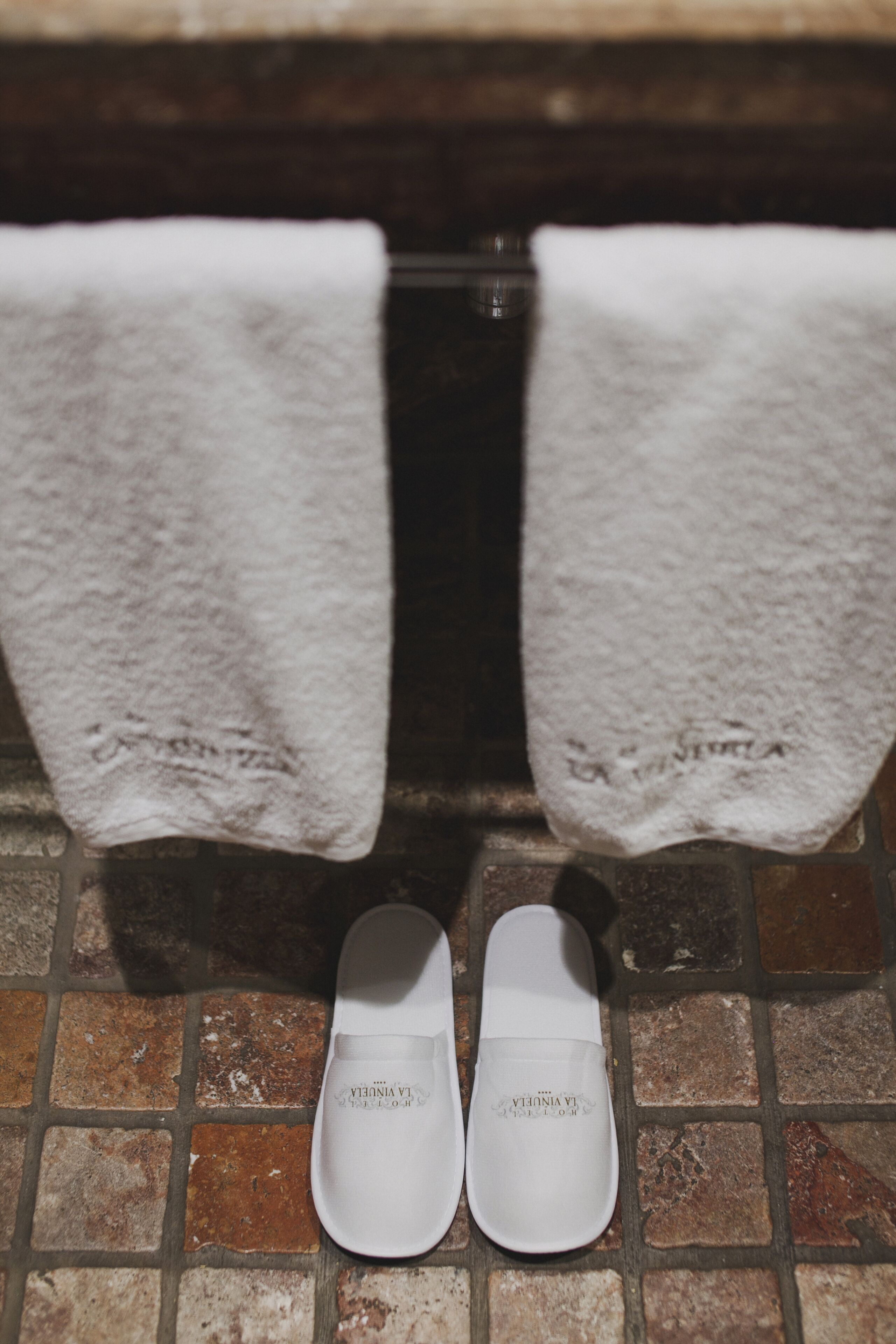 combined shower/bathtub, free toiletries, hair dryer, bidet