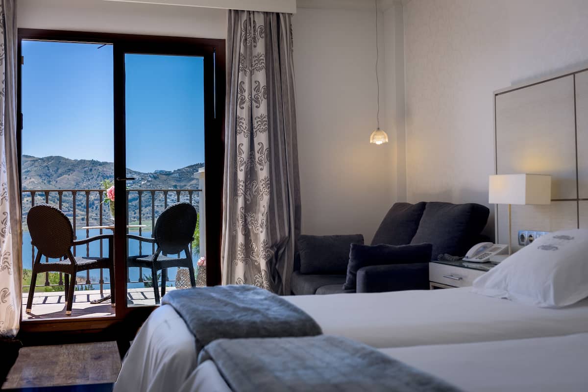 hypo-allergenic bedding, minibar, in-room safe, blackout curtains