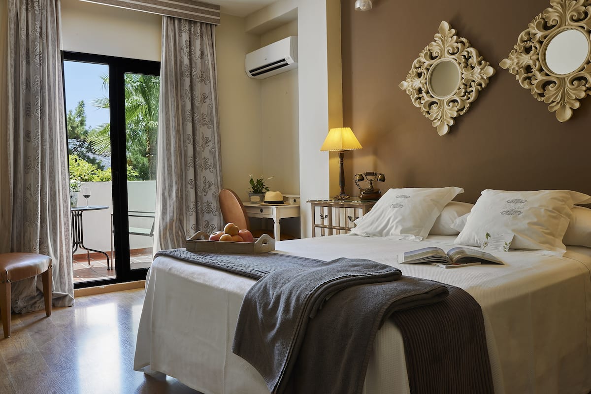 hypo-allergenic bedding, minibar, in-room safe, blackout curtains