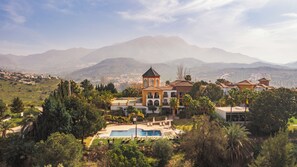 Outdoor pool, open 9:00 AM to 9:00 PM, pool umbrellas, sun loungers - B bou Hotel La Viñuela & Spa (Vinuela)