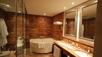 Combined shower/tub, free toiletries, hair dryer, bidet