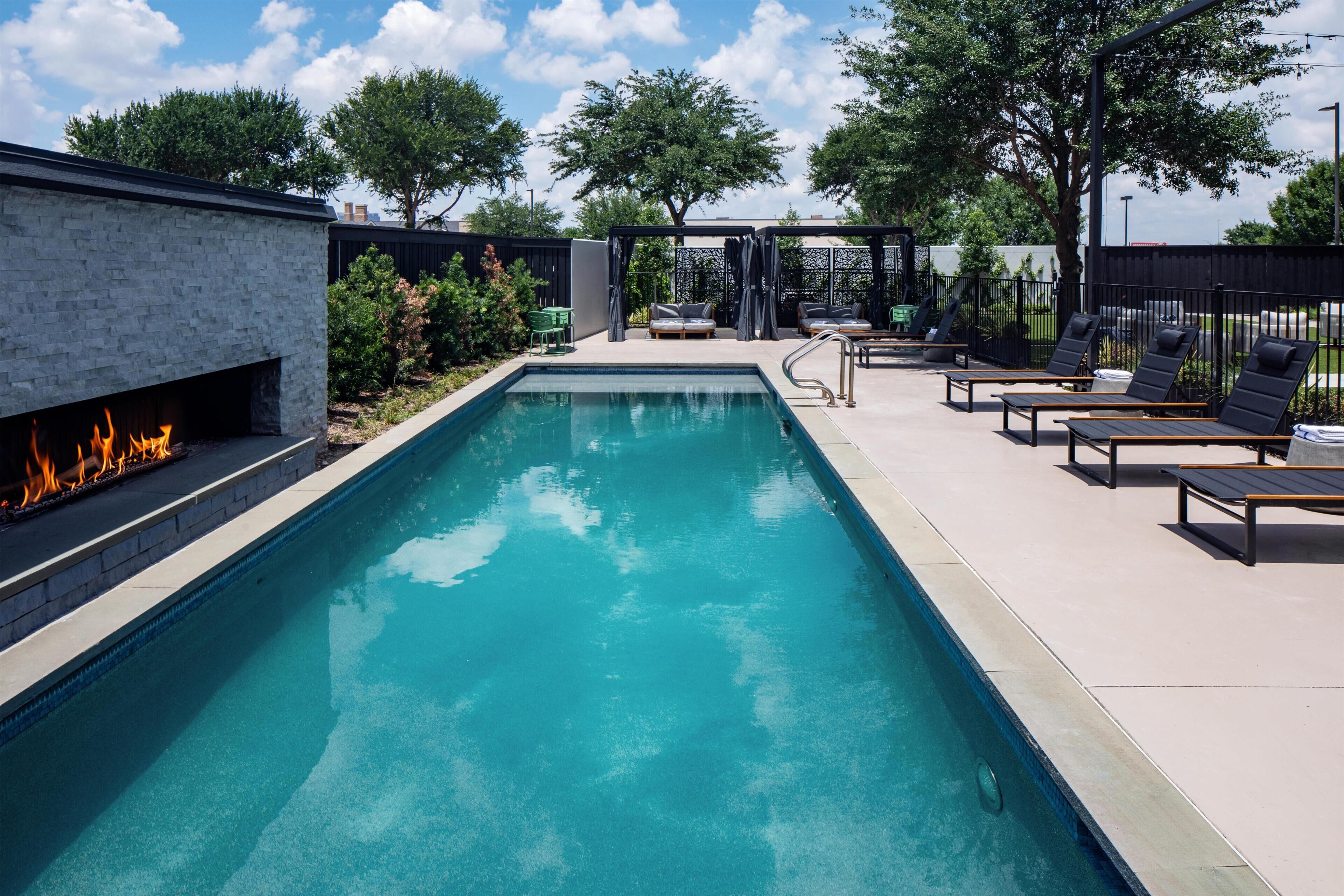 Piscina externa, espreguiçadeiras