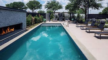 Piscina externa, espreguiçadeiras