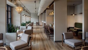 朝食、ディナーに営業