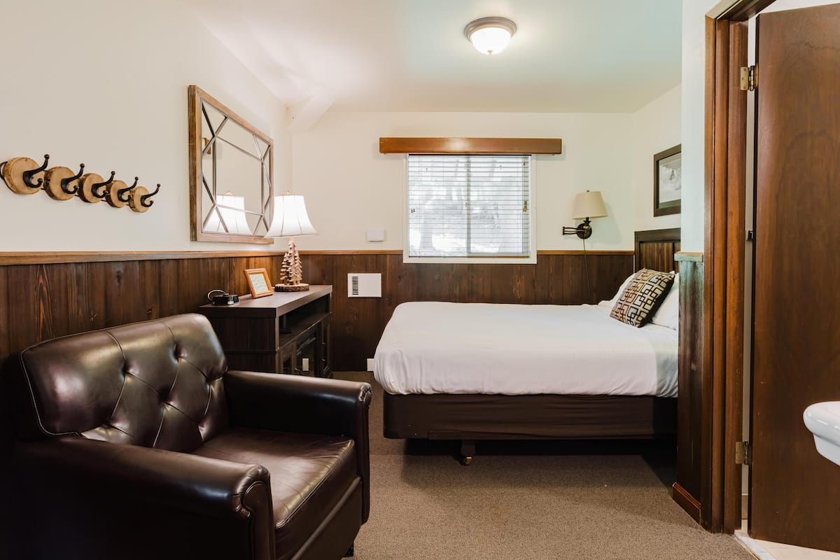 Alpine Queen Corner Room + Murphy Bed | Free WiFi, bed sheets