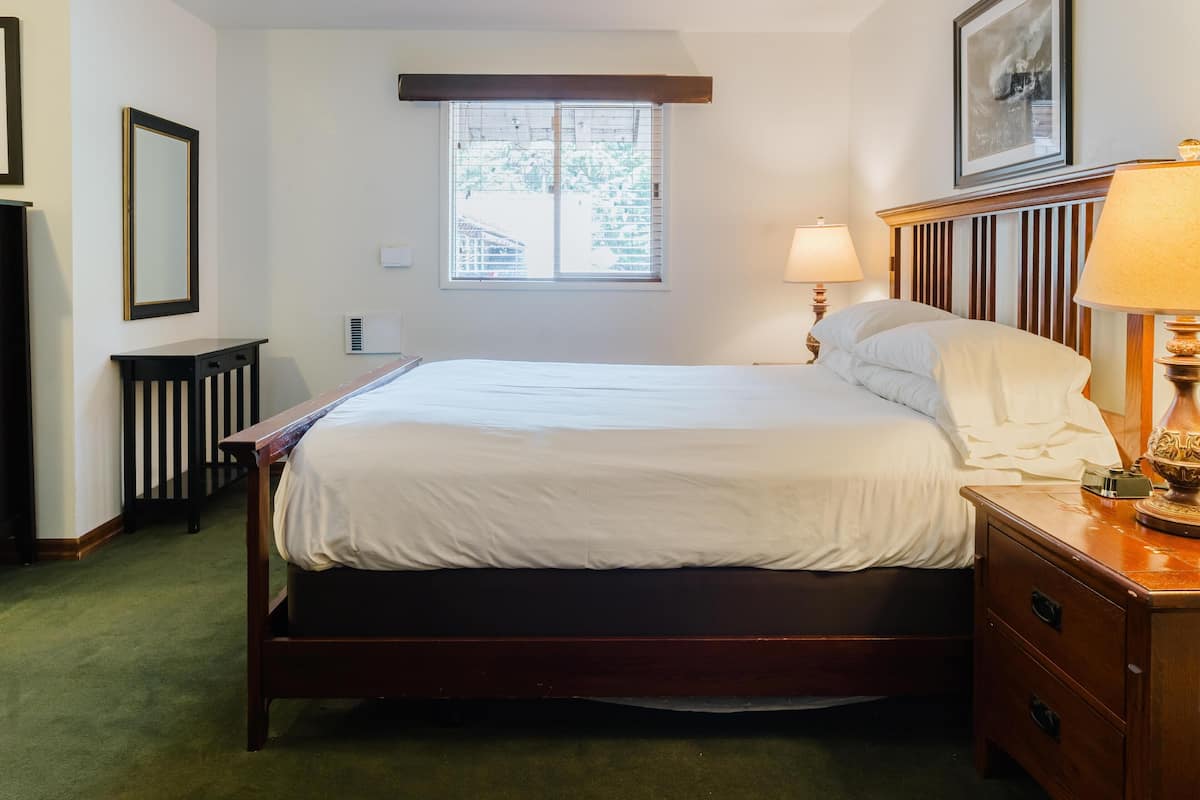 Deluxe Room, 1 Queen Bed | Free WiFi, bed sheets