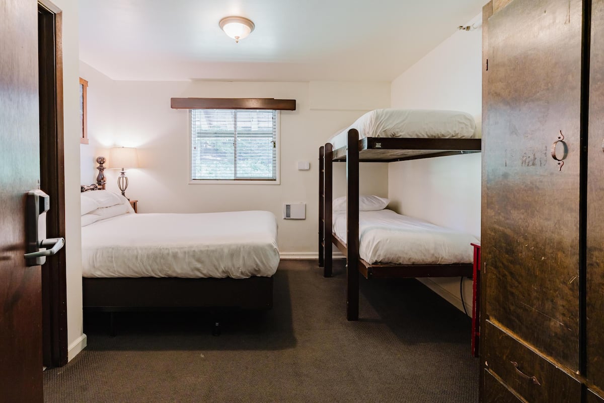 Alpine Double with 1 Set of Bunk Beds | Free WiFi, bed sheets