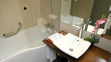 Habitación doble de uso individual | Baño | Secador de pelo, bidé y toallas