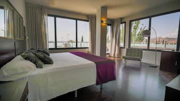 Habitación doble superior, bañera de hidromasaje | Caja fuerte, escritorio, espacio para trabajar con un portátil