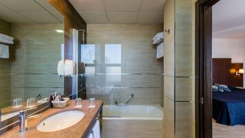 Kamar Double Superior, hot tub | Kamar mandi | Perlengkapan kamar mandi ramah lingkungan, pengering rambut, dan handuk