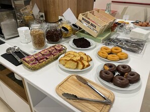 Petit déjeuner continental (12 EUR par personne)