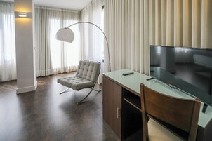 Habitación doble superior, bañera de hidromasaje | Caja fuerte, escritorio, espacio para trabajar con un portátil