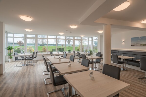 Daily buffet breakfast (EUR 15.50 per person) - Hotel Chrisma (Düsseldorf)