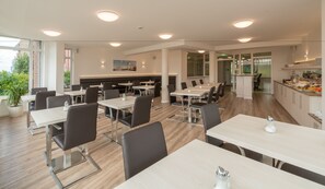 Se ofrece un desayuno bufé (15.50 EUR por persona)