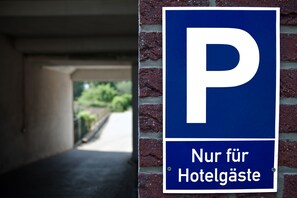 Free self-parking - Hotel Chrisma (Düsseldorf)