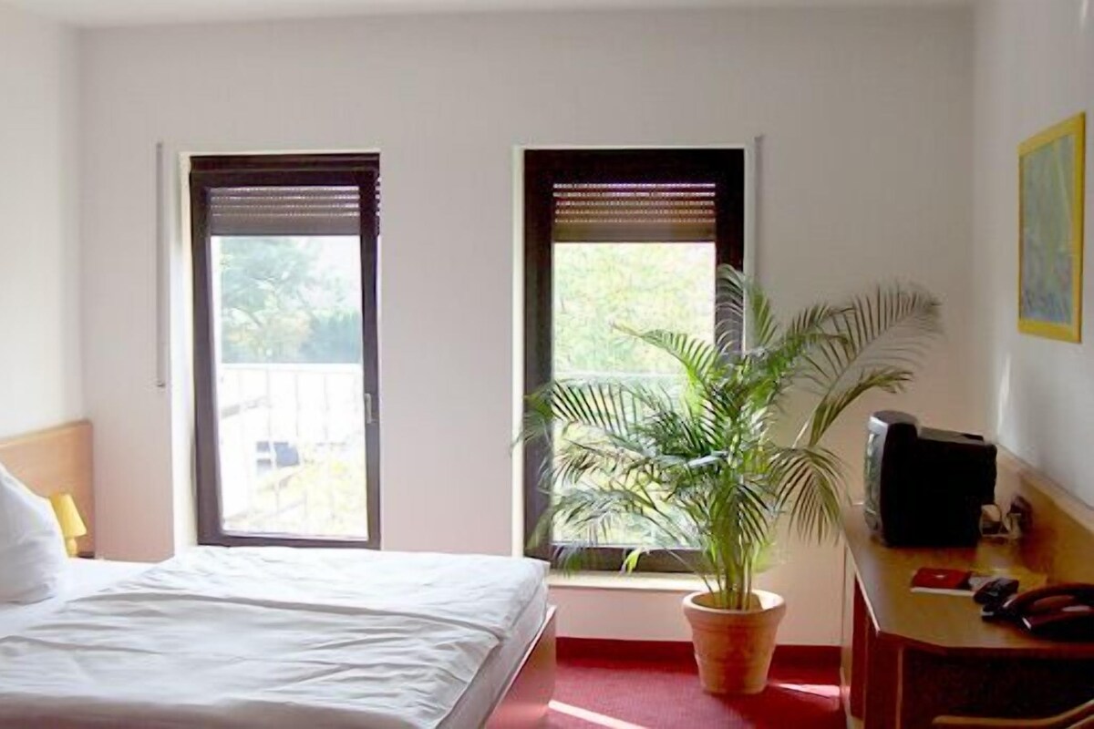 Minibar, bàn, bàn ủi/dụng cụ ủi quần áo, nôi/giường cho trẻ sơ sinh 