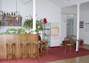 Bar (trong khuôn viên)