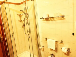 Standaard studio | Badkamer | Een douche, een haardroger, een bidet, handdoeken