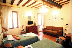 Literie de qualité, couette en duvet, coffre-fort, bureau