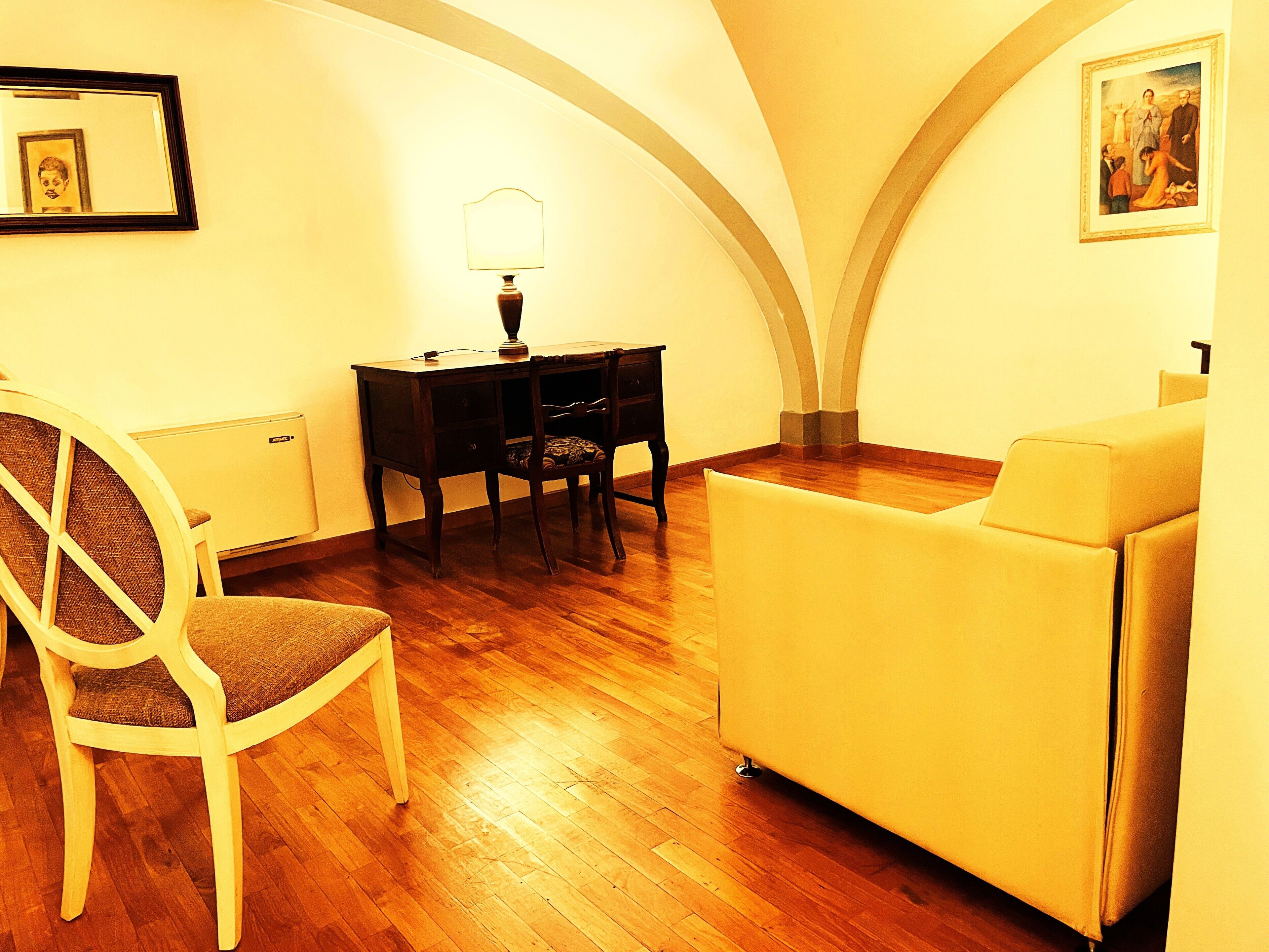 Standaard studio | Woonruimte | Een 32-inch lcd-televisie met digitale zenders en televisie