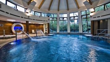 Indoor pool, sun loungers