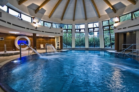 Indoor pool, sun loungers