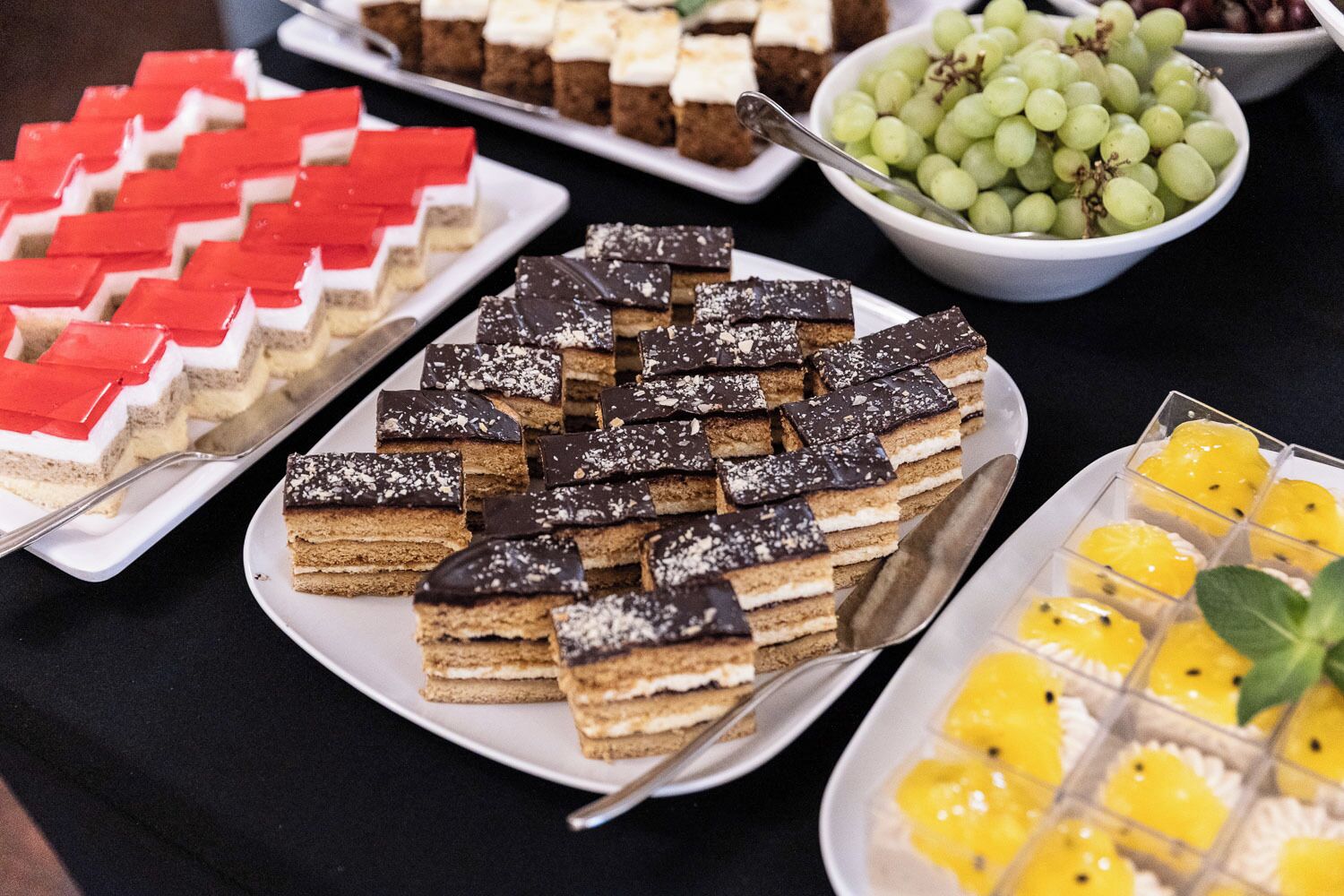 Et udvalg af desserter på et buffetbord.