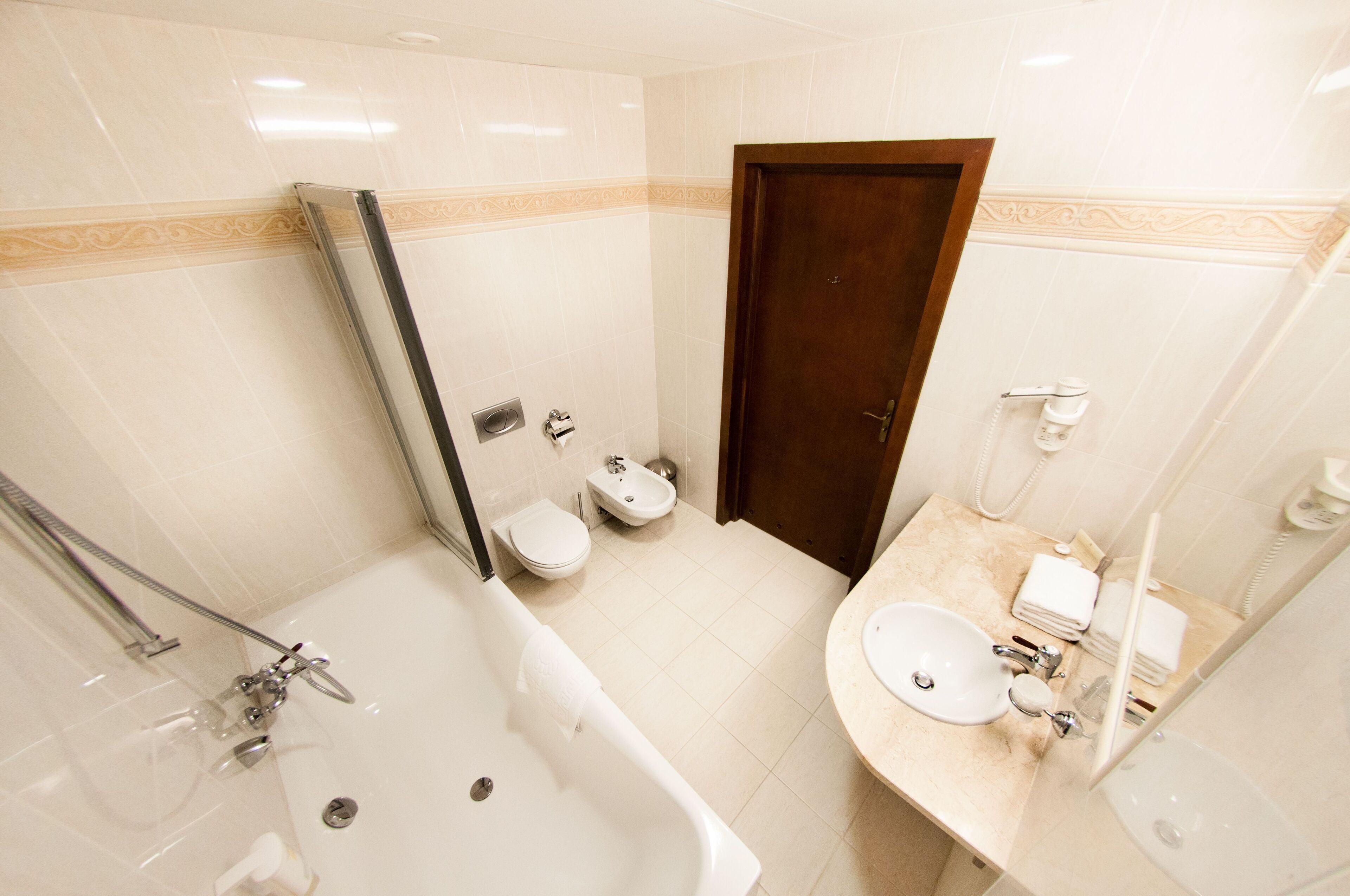 family room | hypo-allergenic bedding, minibar, in-room safe, desk