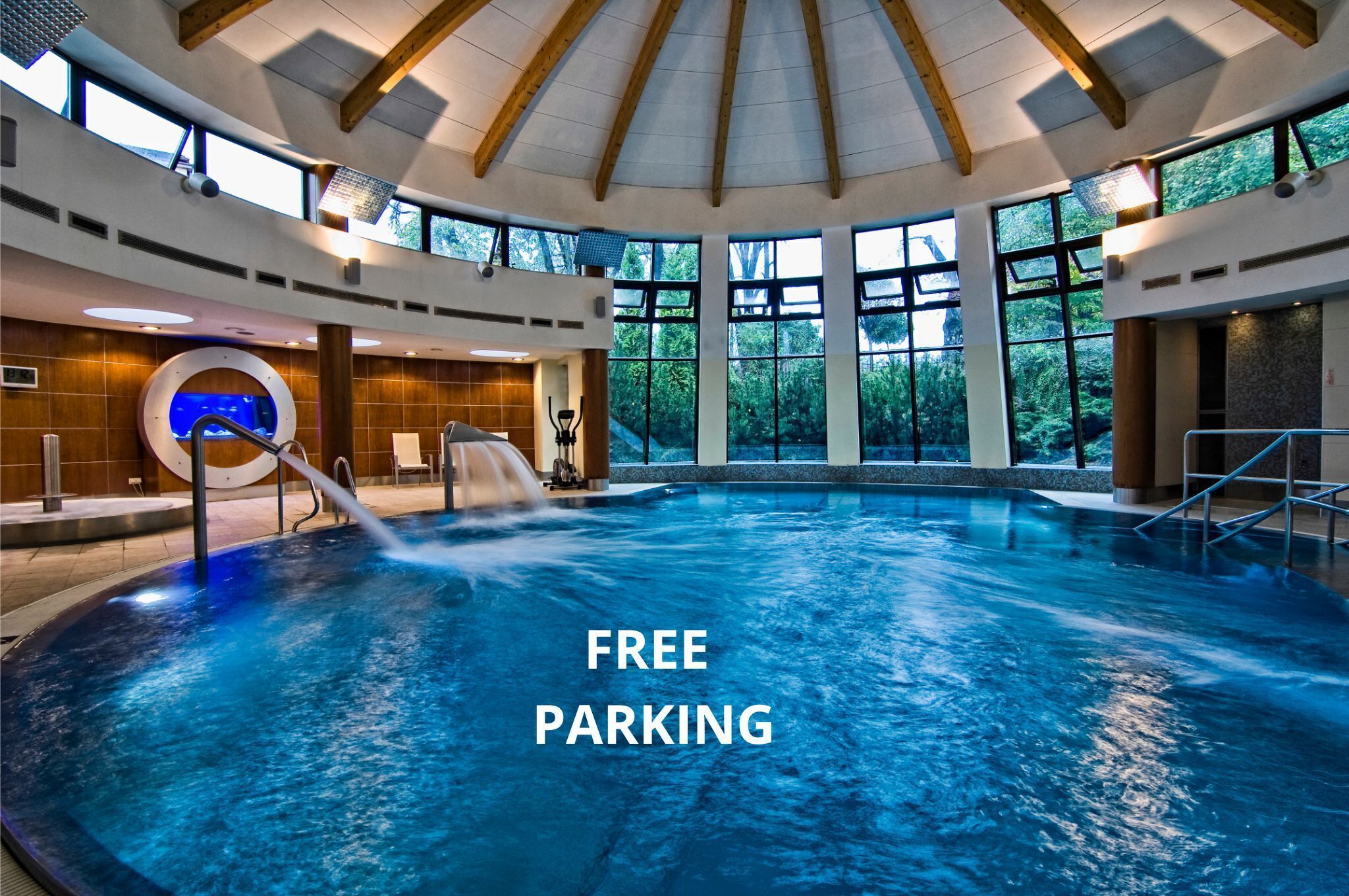 Indoor pool, sun loungers