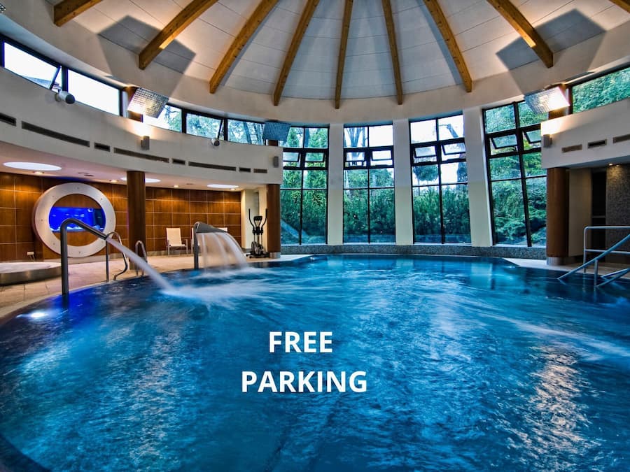 Indoor pool, sun loungers