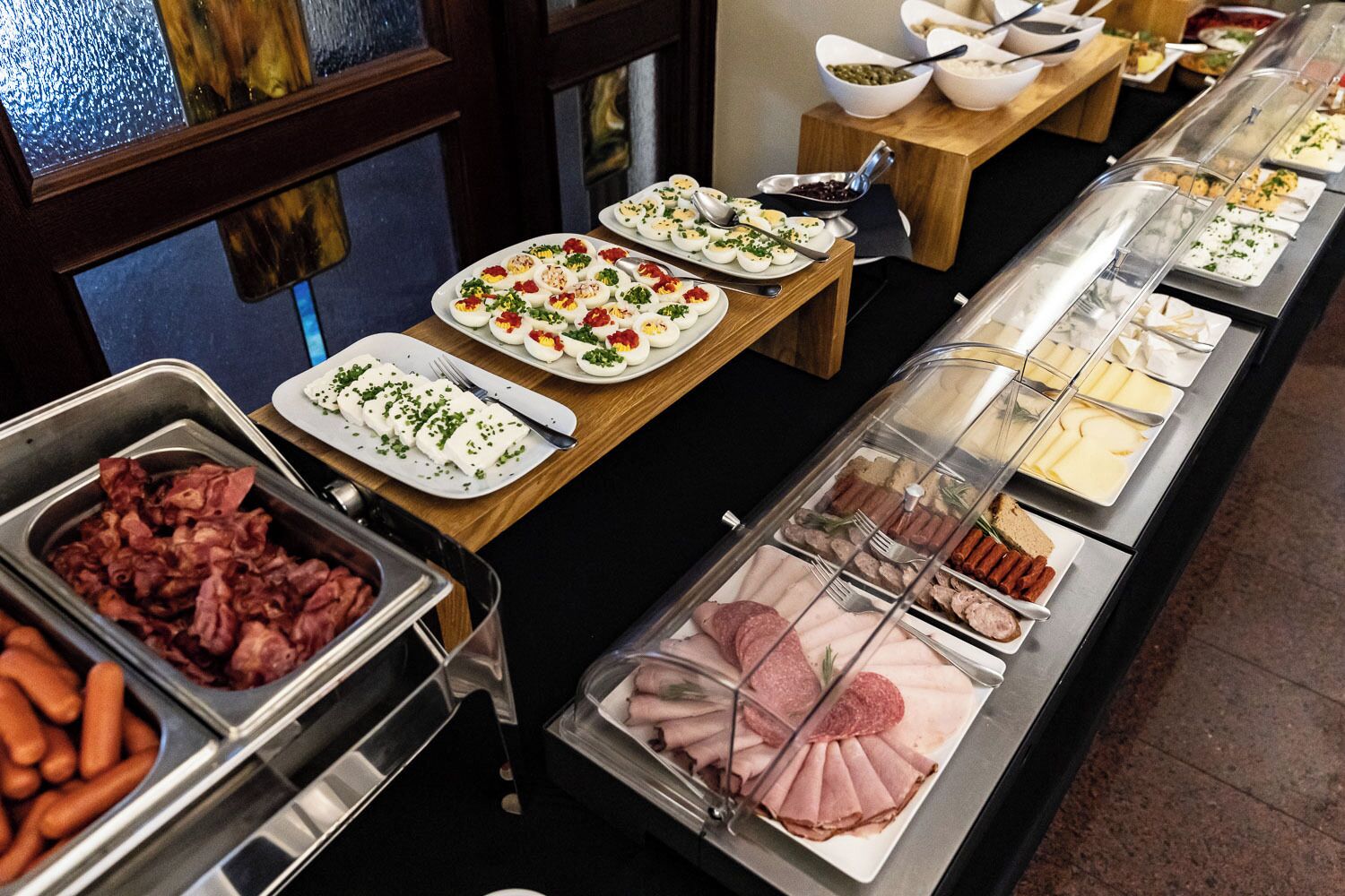 daily buffet breakfast (pln 59 per person)