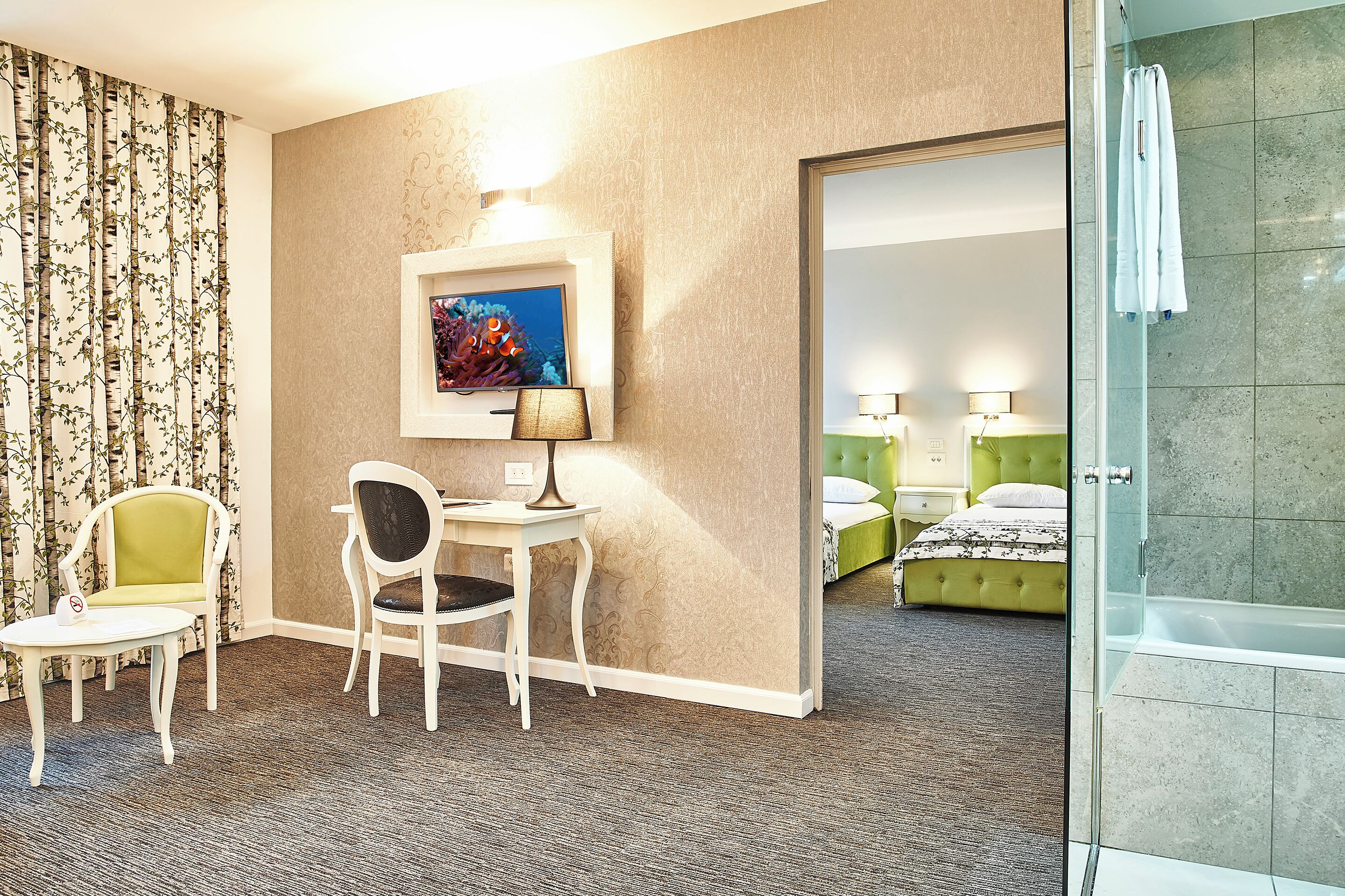 Deluxe Family PLUS Suite | 迷你吧、客房内保险箱、办公桌、笔记本电脑工作区