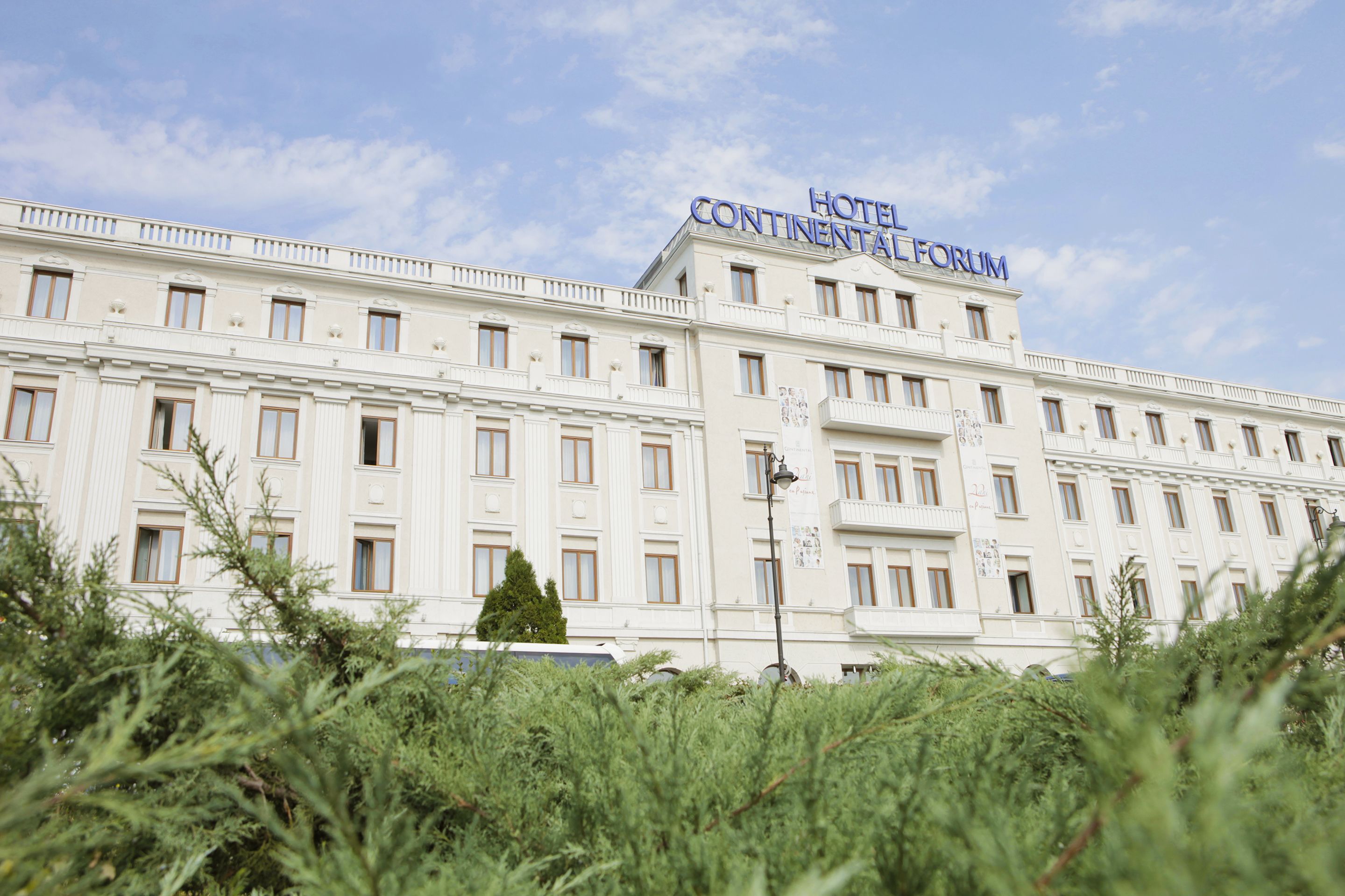 A large, multi-story hotel with a prominent sign reading "HOTEL CONTINENTAL FORUM".