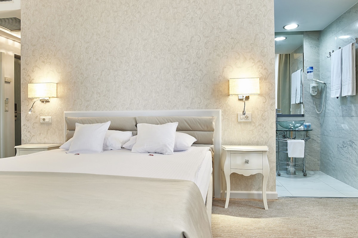 deluxe double room with sofa, mountain view | 1 bedroom, minibar, in-room safe, desk