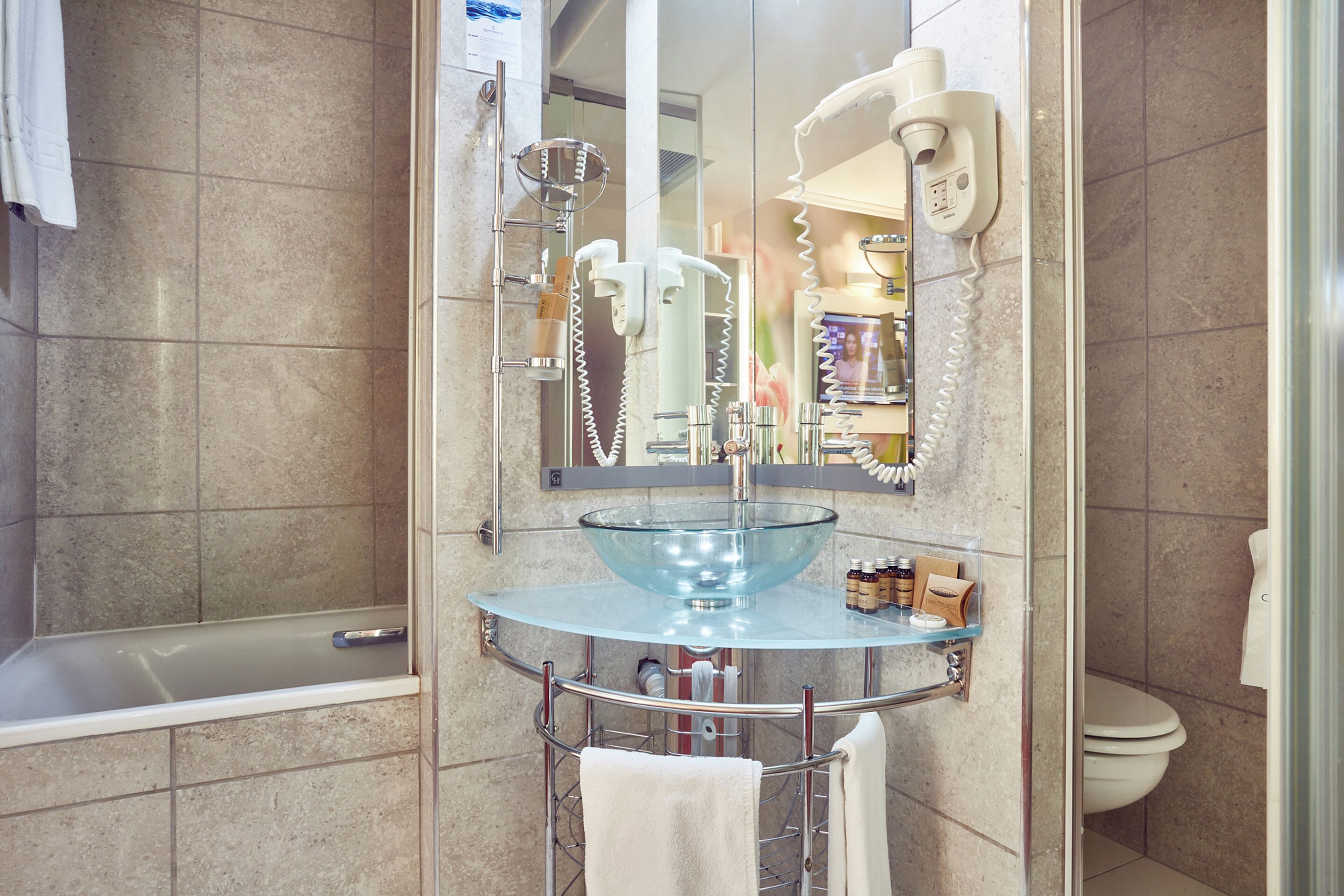 combined shower/bathtub, rainfall showerhead, free toiletries