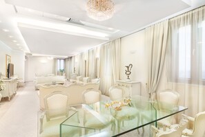 Presidential Apartment | Minibar, in-room safe, desk, laptop workspace - Continental Forum Sibiu (Sibiu)