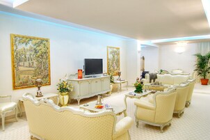 总统公寓 | 迷你吧、客房内保险箱、办公桌、笔记本电脑工作区