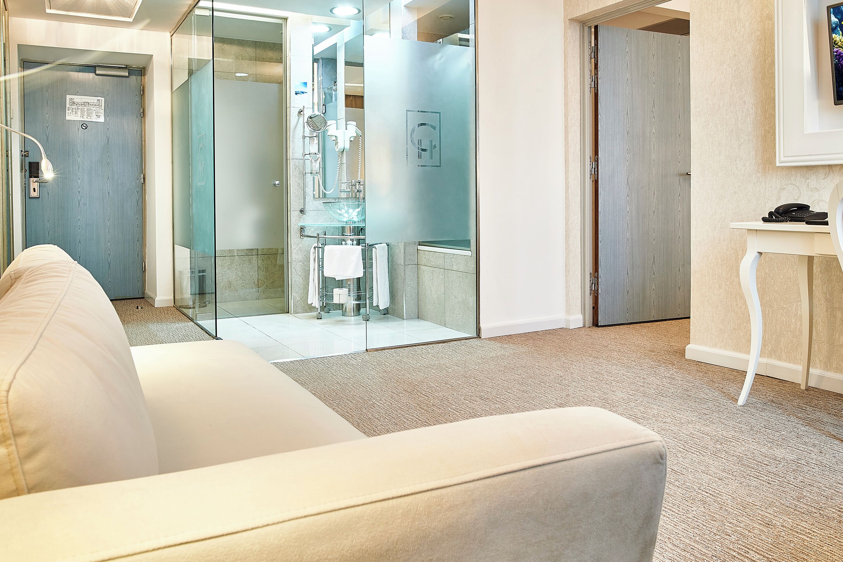 Family Suite | Bathroom | Combined shower/tub, rainfall showerhead, free toiletries, hair dryer