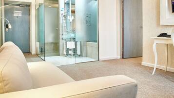 Family Suite | Bathroom | Combined shower/tub, rainfall showerhead, free toiletries, hair dryer