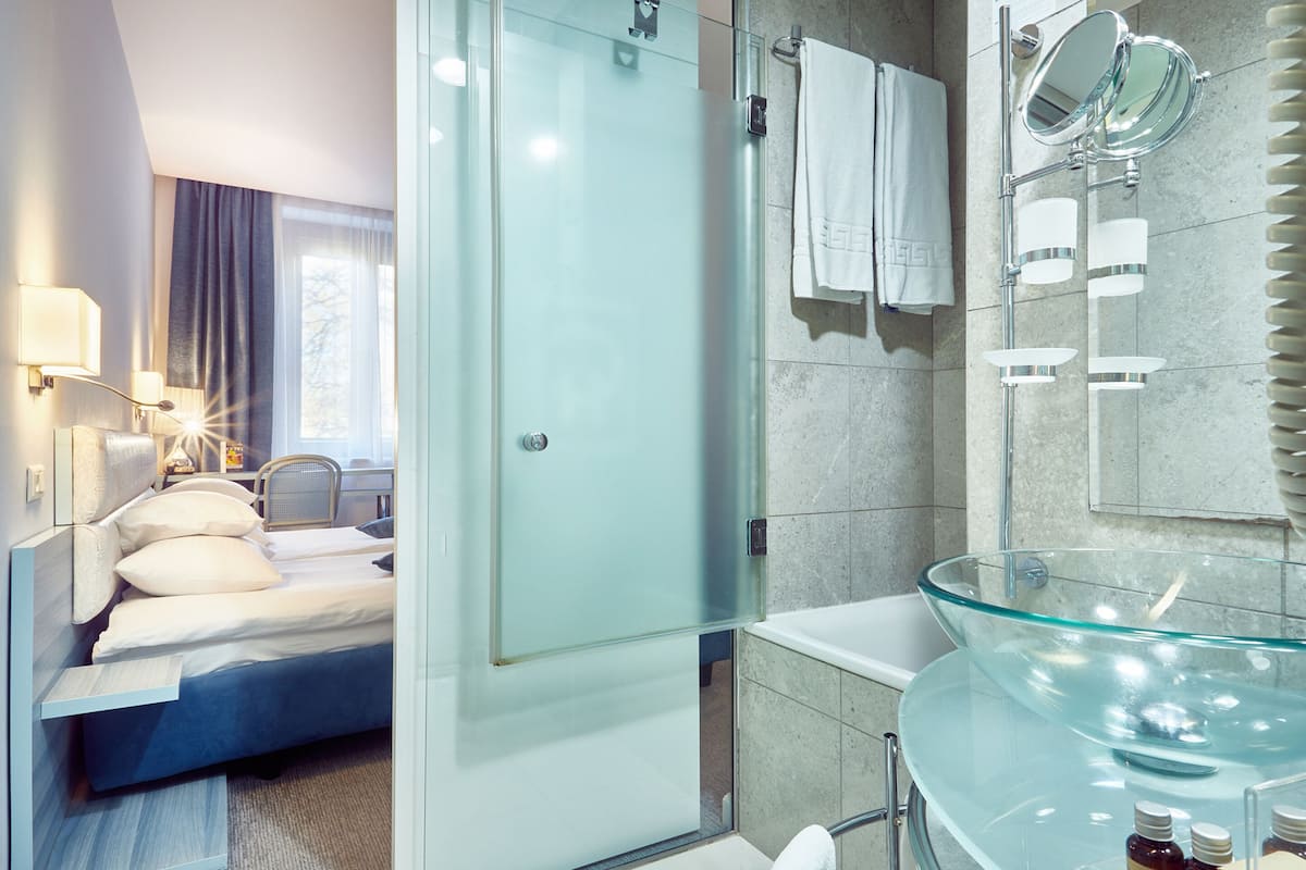 standard twin room | bathroom | combined shower/bathtub, rainfall showerhead, free toiletries