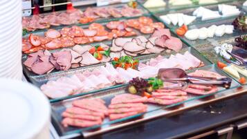 Sarapan prasmanan setiap hari (EUR 12 per orang)