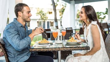 Aperto a colazione, pranzo e cena, cucina locale e internazionale 