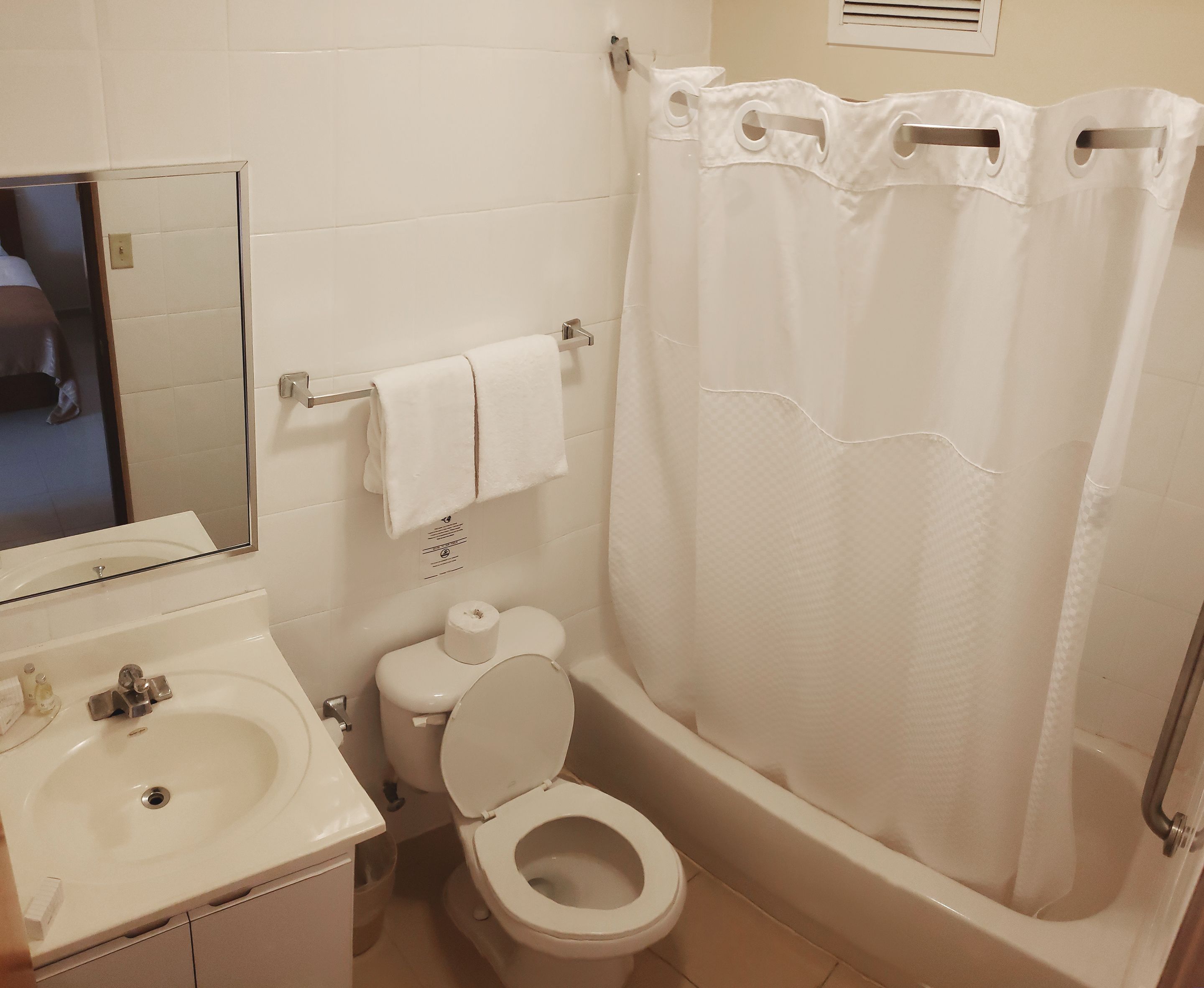Un baño con lavamanos, inodoro y bañera.