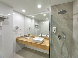 Douche, bidet, serviettes fournies