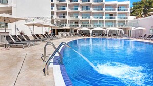 Piscine extérieure en saison, parasols, chaises longues