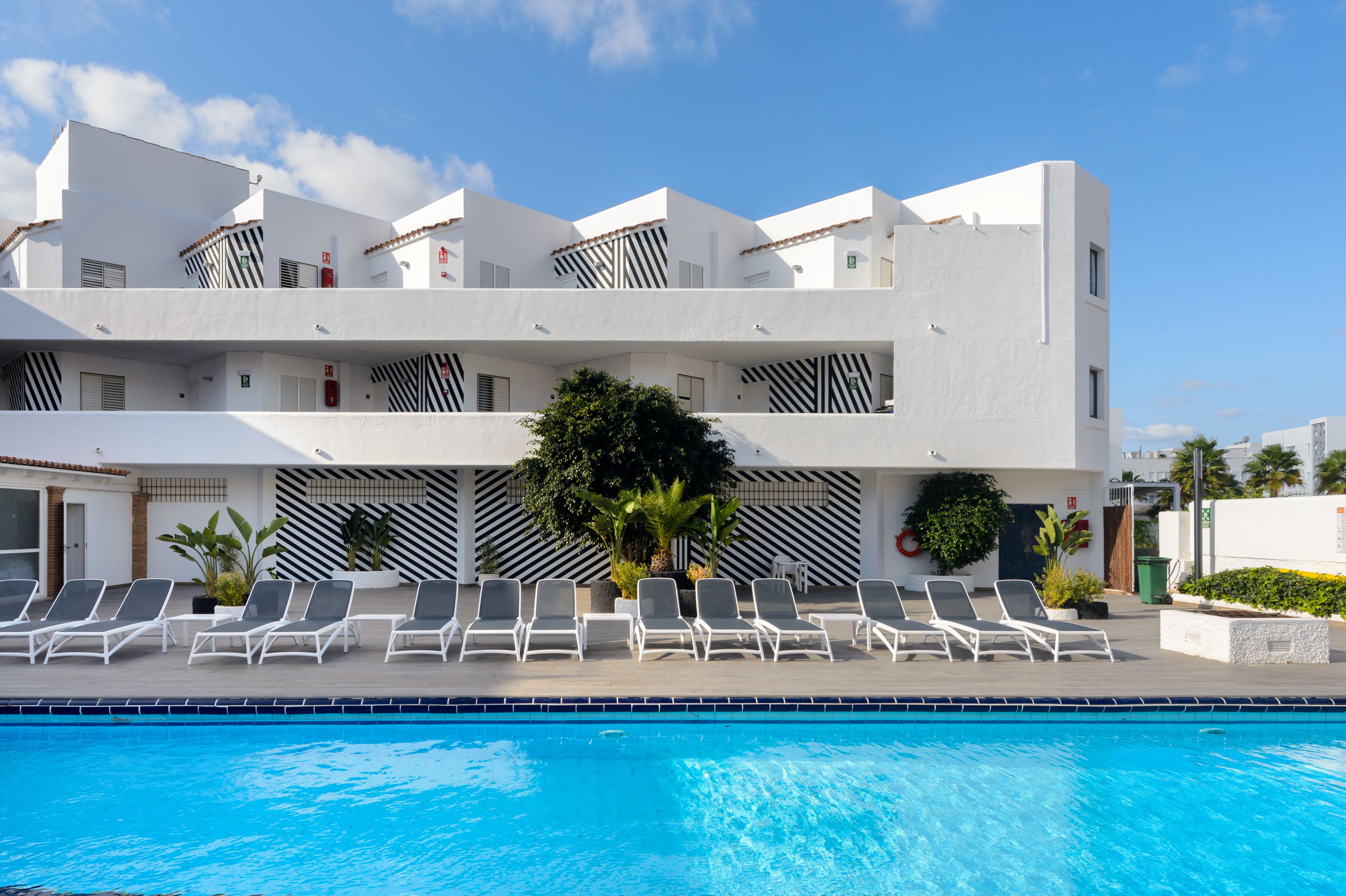 2 座室外游泳池，提供日光浴躺椅